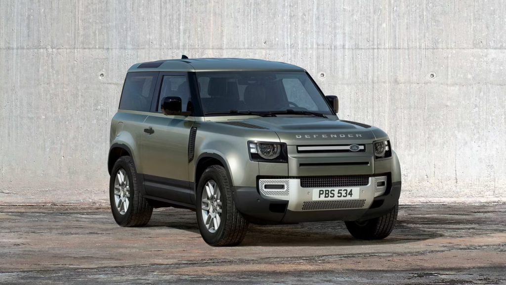 Defender 車型。_[高齡駕駛特輯] 長輩車禍多，律師帶你看真實案例：長輩駕駛可以從中學到什麼？